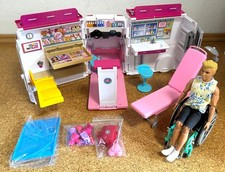 Barbie Krankenwagen FRM19 kompl. Zubehör & Rollstuhlfahrer GWX93