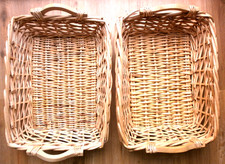 2 Rechteckiger Weidenkörbe mit Holzhenkel