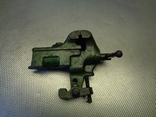 Alte Schraubstock -Tischschraubstock- Spannweite 65mm- Backenbreite 72mm  - 4Kg