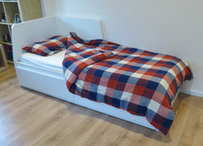 Weißes ausziehbares IKEA-Bett