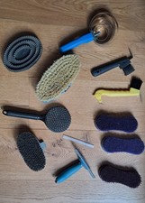 Pferdeputzzeug Set mit Pferdebürsten