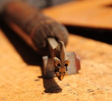 Vergoldestempel Lilie Fleur de