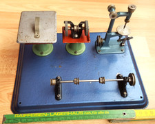 Bohrmaschine, Schleifstein und Kreissäge auf Grundplatte, Wilesco