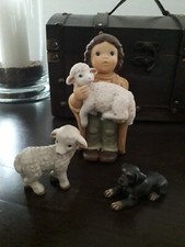 Goebel Nina & Marco Krippenfigur mit Schaf auf Arm und Lamm 🎄