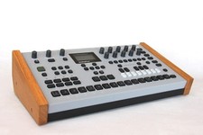 Ständer für Elektron Analog Rytm, -Four MK2 aus Eiche 