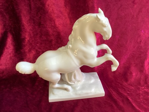 Schöne tierfigur steigendes - tierfigur,