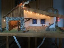 Sehr Schöne, große, handgefertigte Weihnachtskrippe mit Beleuchtung. 