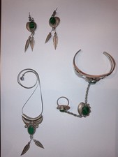 Schmuckset aus Kette, Ohrringen und Armband mit Ring, mit Malachitsteinen. 