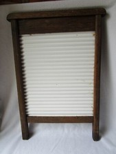 altes Waschbrett beidseitig weiß emailliert mit Rillen im Holzrahmen 58x40x3,5cm