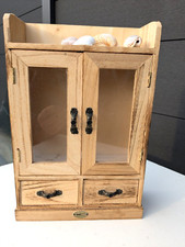 Minischrank Schrank für Puppenstube Puppenhaus aus Holz mit Meerschalen