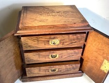 Antiker Tischschrank Nussbaum mit Intarsien. 19. Jahrhundert. Drei Schubladen. Gutes Interieur.