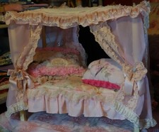 Hunde-Himmelbett, ein Traum in rosa mit viel Spitze für eine kleine Prinzessin