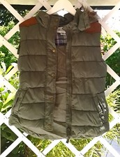 Olivgrüne Weste mit abnehmbarer Kapuze