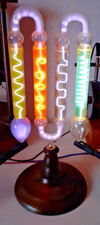 Geissler-Röhre mit 4 fluoreszierenden Flüssigkeiten
