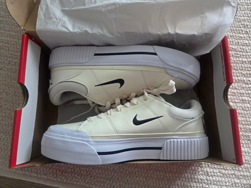 Nike low top sneaker - top,