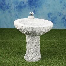 Gebrüder Lomprich Vogelbad aus Granit mit Fuß und ein Steinvogel am Rand sitzend