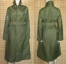 GRÜNER REGENMANTEL - RAINCOAT
