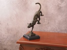 Bronzeskulptur „Katze auf Treppe“ – Signiert, Handgefertigt, Marmorsockel