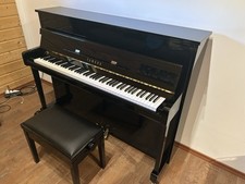 Schwarzes Yamaha b2PE Piano inkl. Hocker, Hochglanz