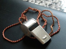 Halskette Anhänger Trillerpfeife mit Kordelband Alt Selten Kunst Schmuck Fußball