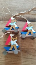  3 Land -Art Hängefiguren Teddy mit Segelboot Holzfigur Handarbeit 5,5 x5 cm