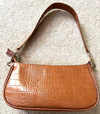 Hübsche, beige Damenhandtasche in Krokooptik von Rosamunde Copenhagen