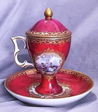 gefußte Tasse mit Deckel, roter Fond,galante Szenen, Manufakturporzellan MO