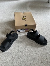 DR. MARTENS VOSS Hydro Leather