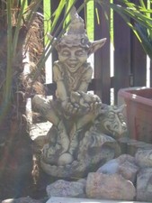 Zwerg Gnom mit Drachen Baby STEINGUSS GARTEN FIGUR STEIN NEU