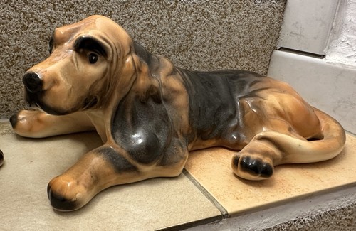 Porzellanhund liegend brache - liegend,