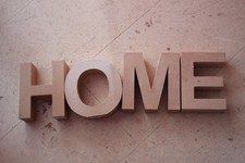 Deko Buchstaben aus fester Pappe HOME – 415