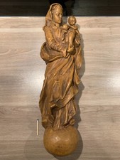 Madonna mit Kind auf Kugel