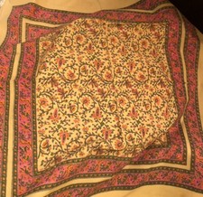 2x Tischdecke hell gemustert