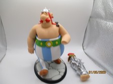 OBELIX TRÄGT EINEN STAPEL