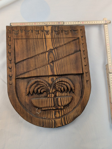 Handgeschnitzte holzwappen - handgeschnitzte,