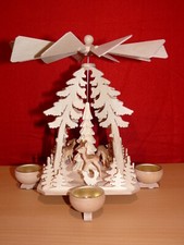 Tischpyramide mit geschnitzten