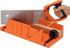 Gehrungslade mit Handsäge –