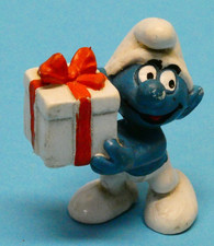 Nr 4  Schlumpf  mit Geschenk