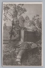 Mädchen spielt Akkordeon im