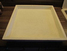 Altes quadratisches Tablett aus Holz in weiß