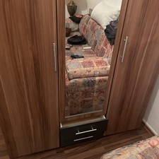 Dreitüriger Kleiderschrank