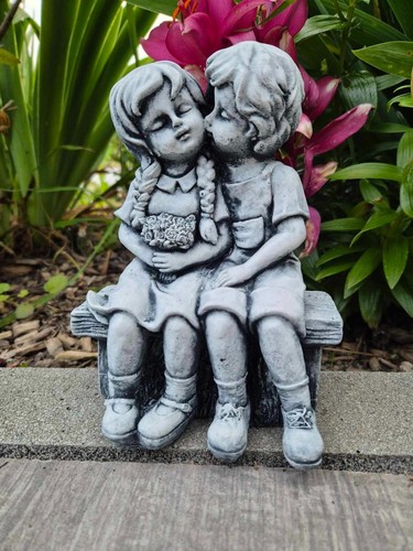 Steinfigur kinder junge und - steinfigur,