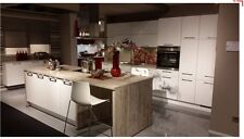 CONCEPT Inselküche mit Bauknecht Geräten Abverkaufsküche Hochglanz magnolie