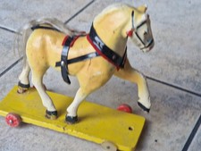 altes geschnitztes Holzpferd