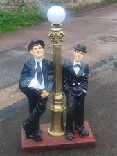 Dick & Doof an Laterne