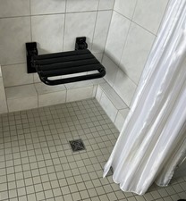 HEWI Serie 801 – Duschklappsitz / Klappsitz – Schwarz – bis 150kg