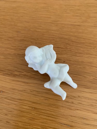 Liegende engelfigur aus - liegende,