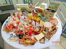 Großes Konvolut alter Puppenstubenmöbel und altem Puppenstubenzubehör