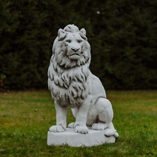 Löwe auf Podest links