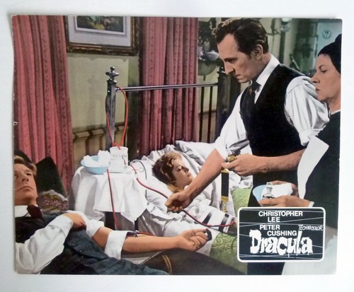 Dracula lee cushing - dracula,